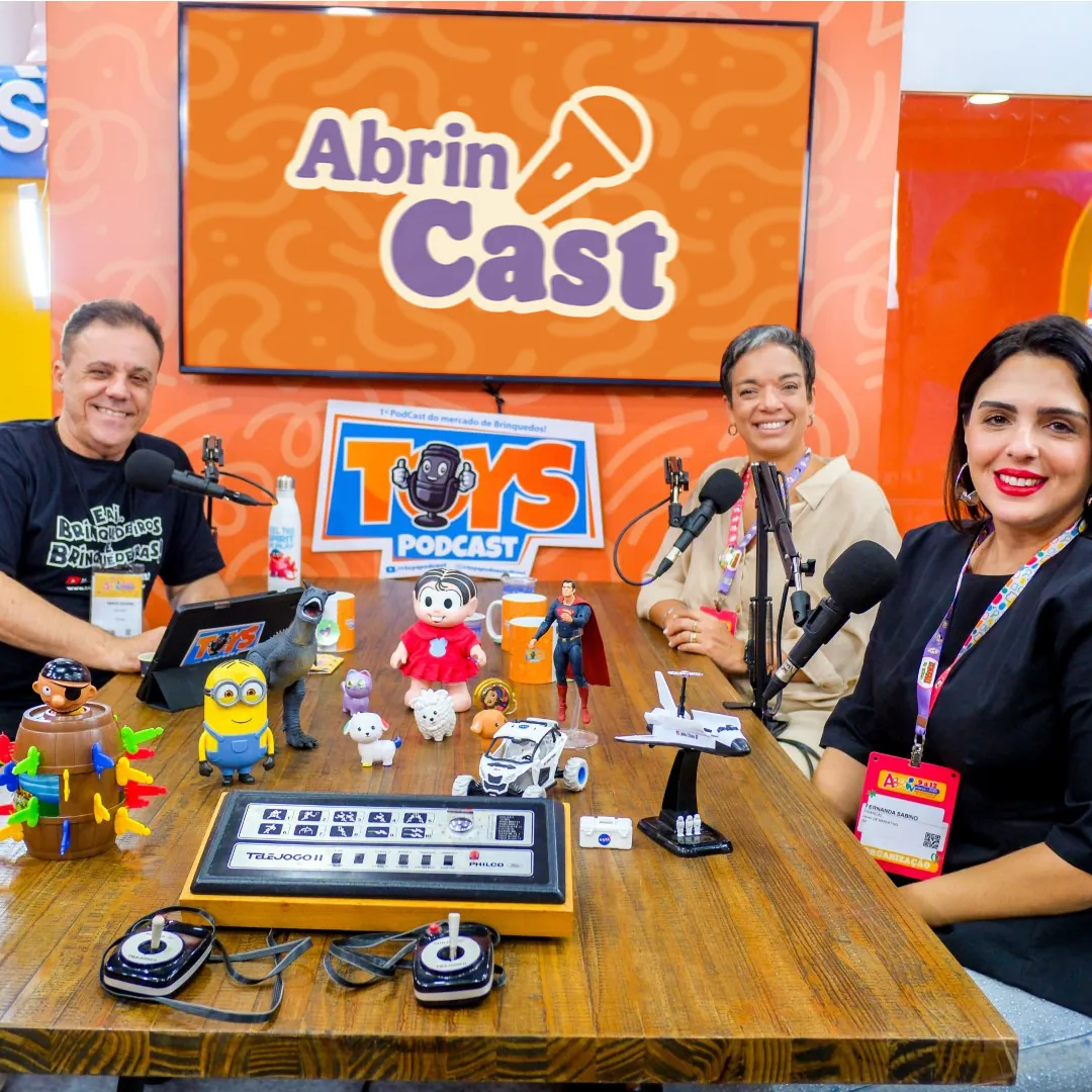 Márcio Goldoni no AbrinCast com Luciana Ramos, head de portfólio, e Fernanda Sabino, head de marketing da ABRIN — ABRIN 2025