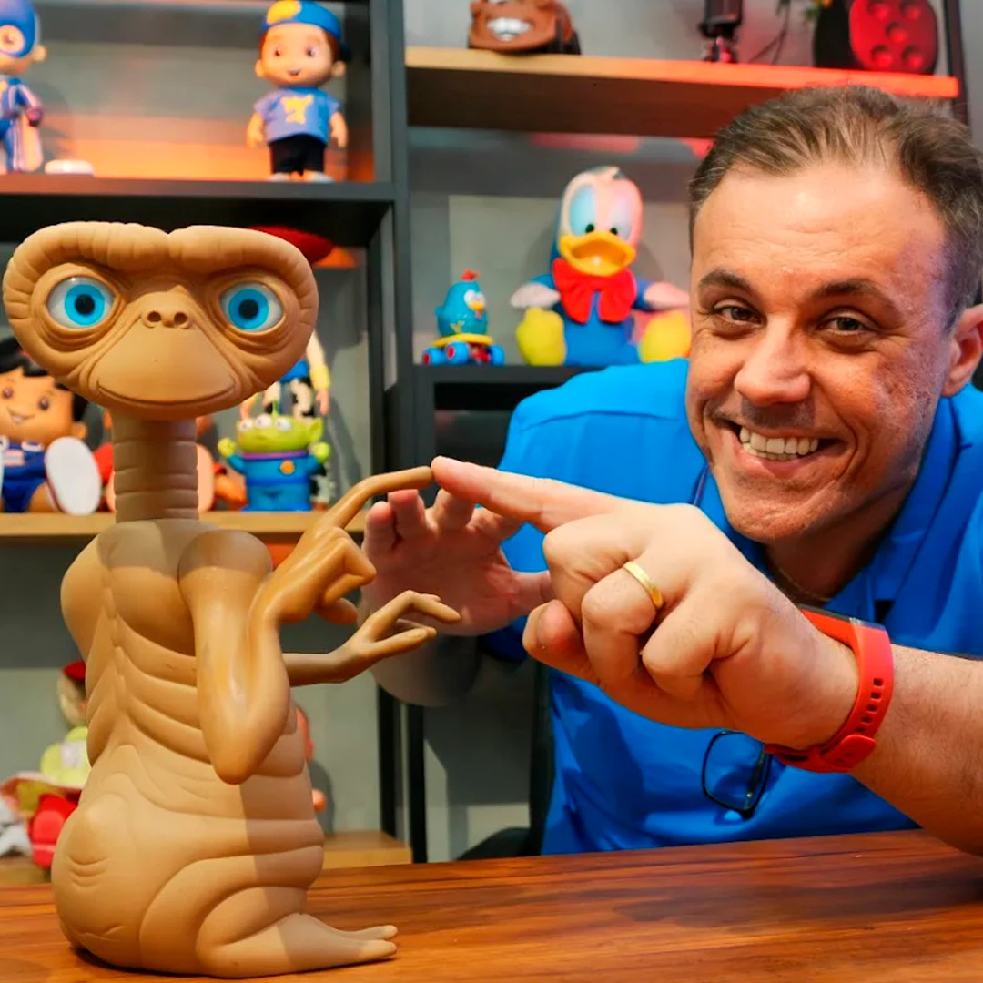Márcio Goldoni com personagem ET no estúdio