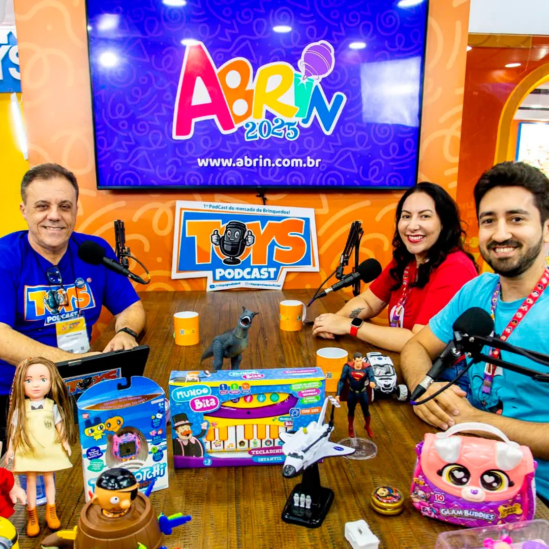 Márcio Goldoni com Gabriel e Shirley no estúdio do Toys PodCast na ABRIN 2025